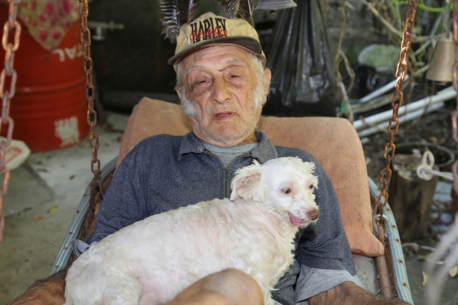 90 yaşındaki Fahrettin Özdemir bahçesinde 50 hayvana bakıyor
